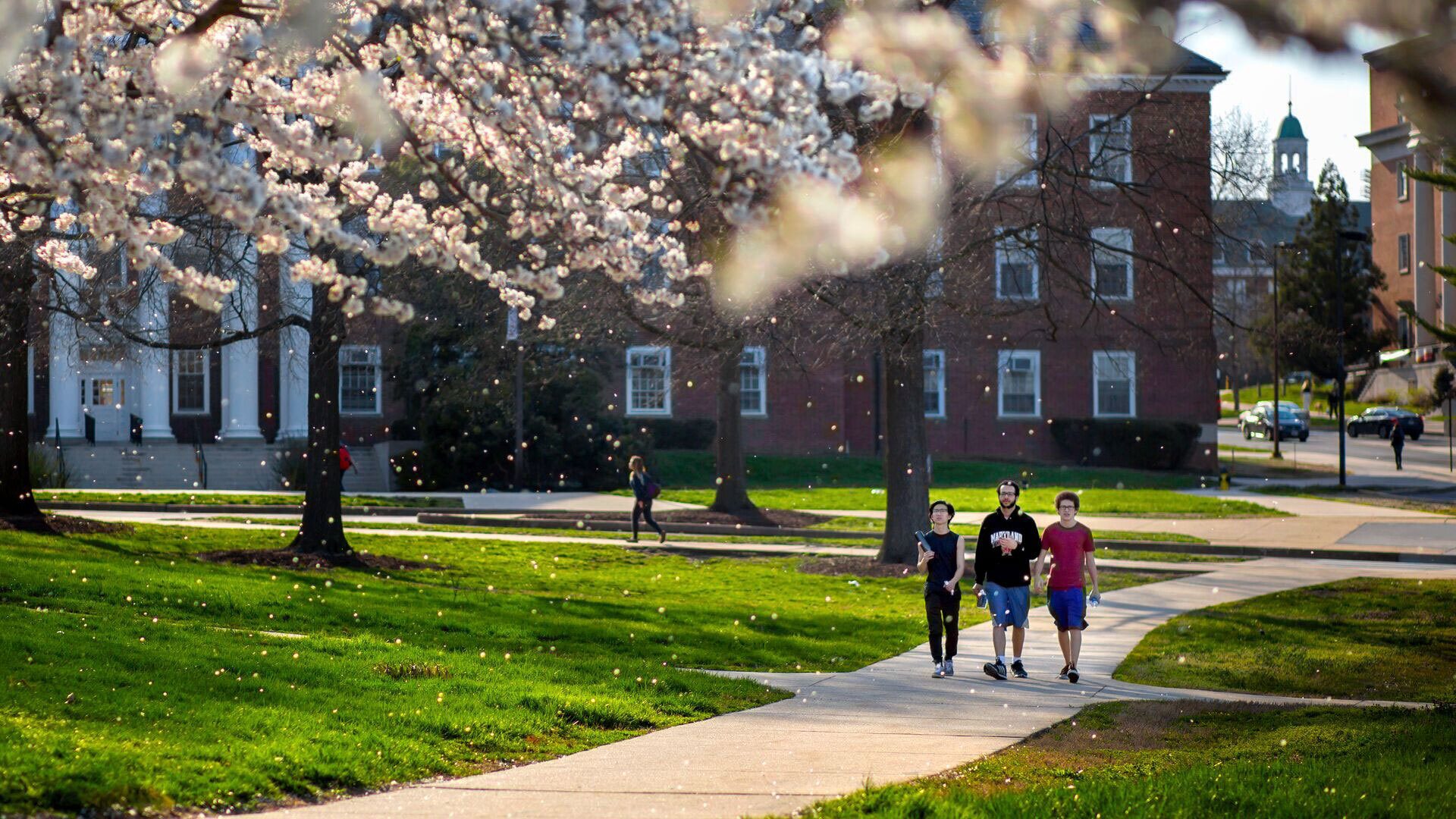 Students Outdoors 04122018 6474 1920x1080