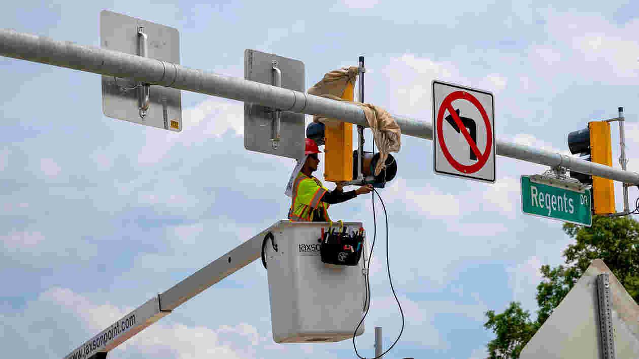 Campus Stoplight Regents Dr SC 1943 1920x1080 Thumbnail