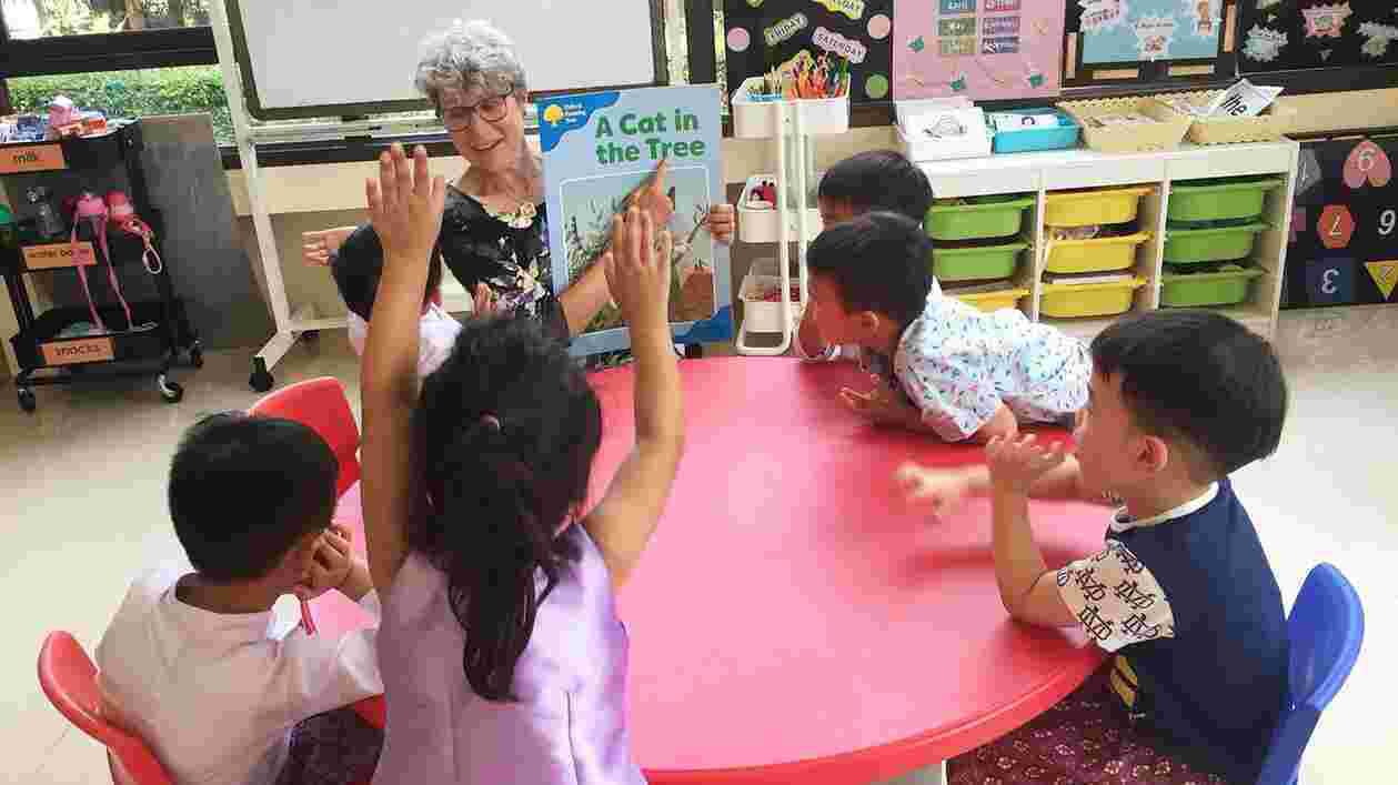 Dian with K2 class reading a story 1920x1080 Thumbnail