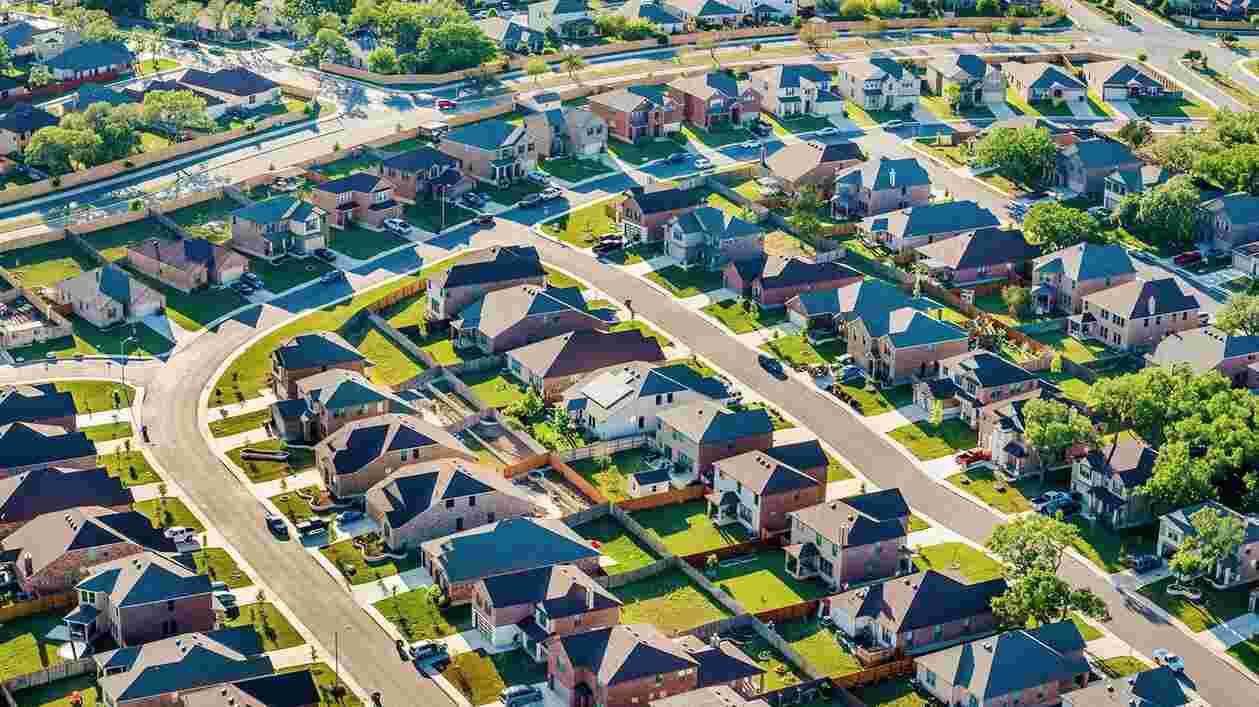 Neighborhoods i Stock 520265309 WEB Thumbnail