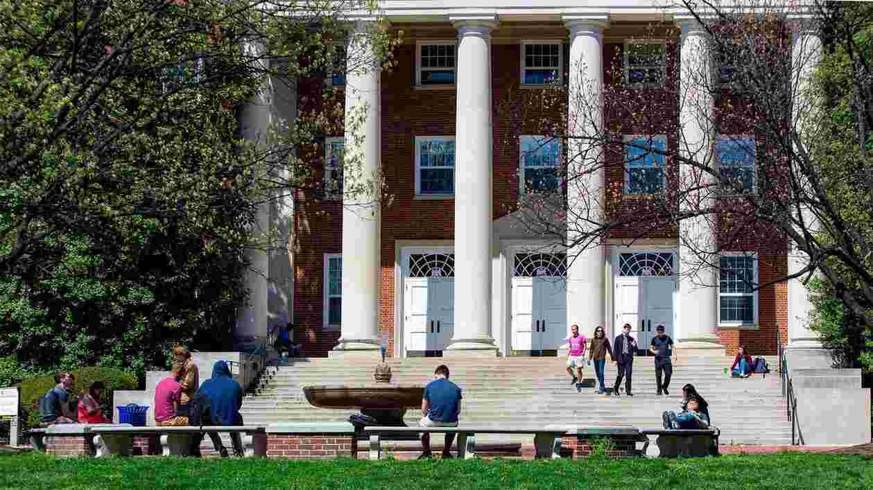 Students Outdoors 04102019 7187 Thumbnail