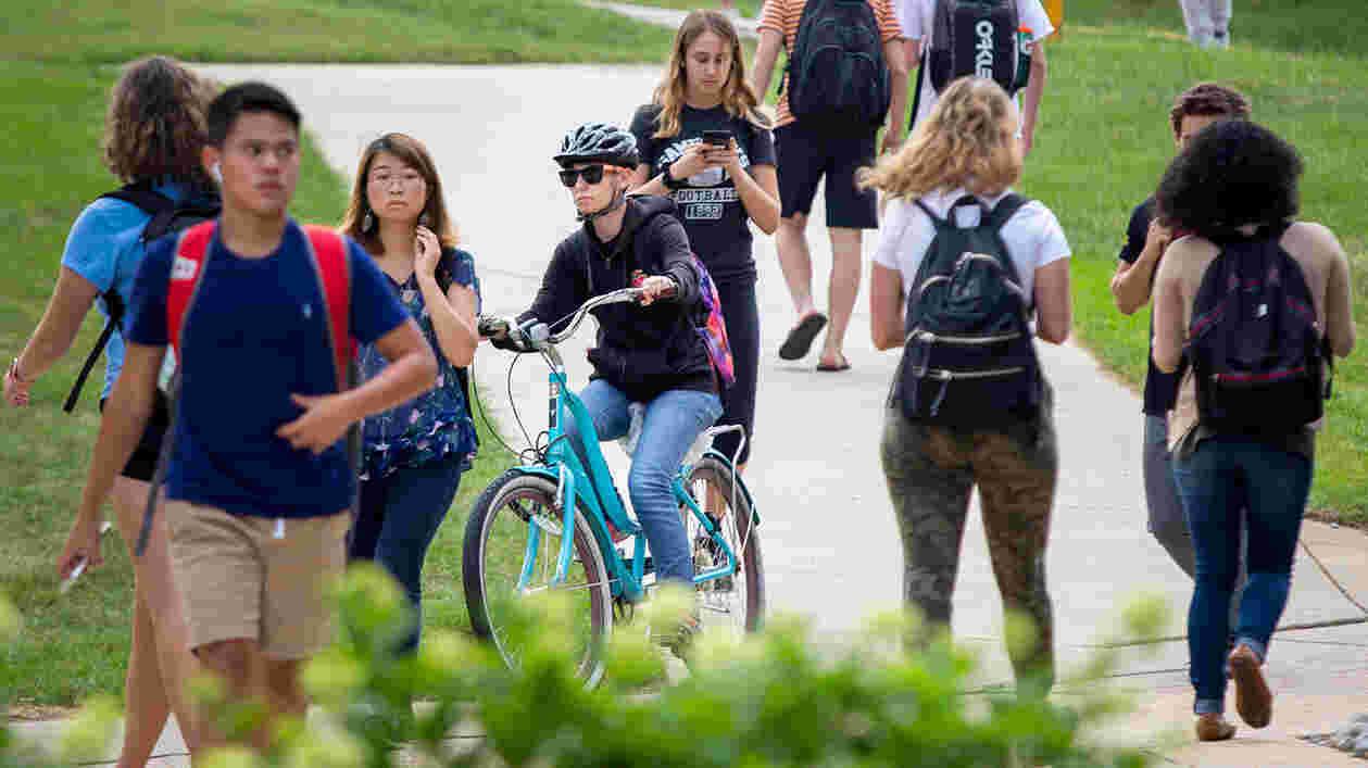 Students Outdoors 10092018 5198 1920x1080 Thumbnail