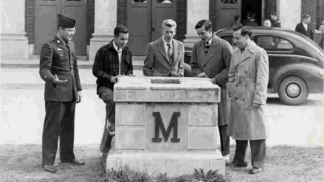 Testudo Pedestal Empty Alb UM62686 1920x1080 Thumbnail