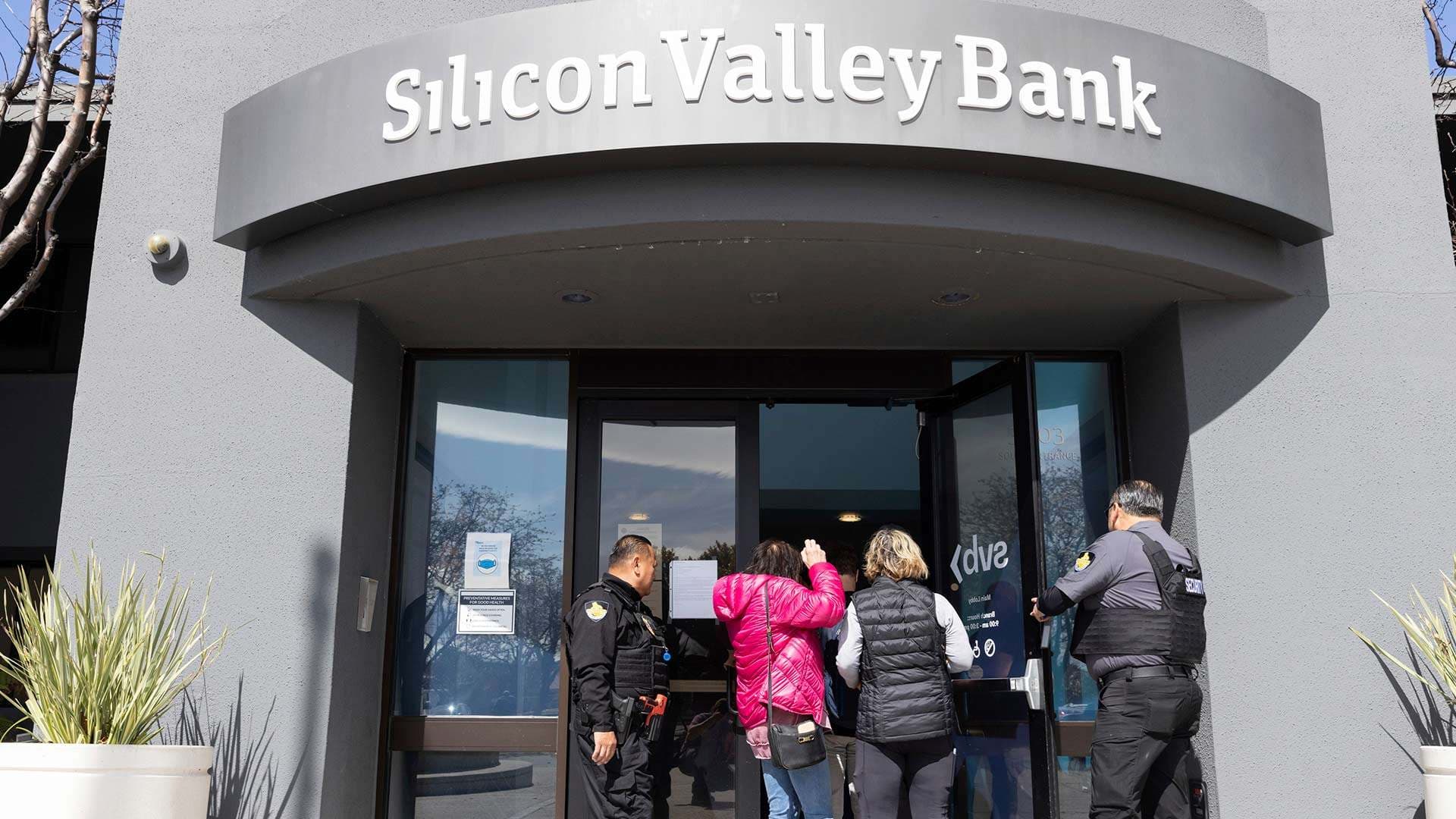 Customers crowd Silicon Valley Bank branch