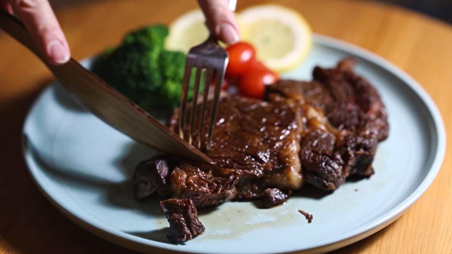 Super-sharp wooden knife cuts steak