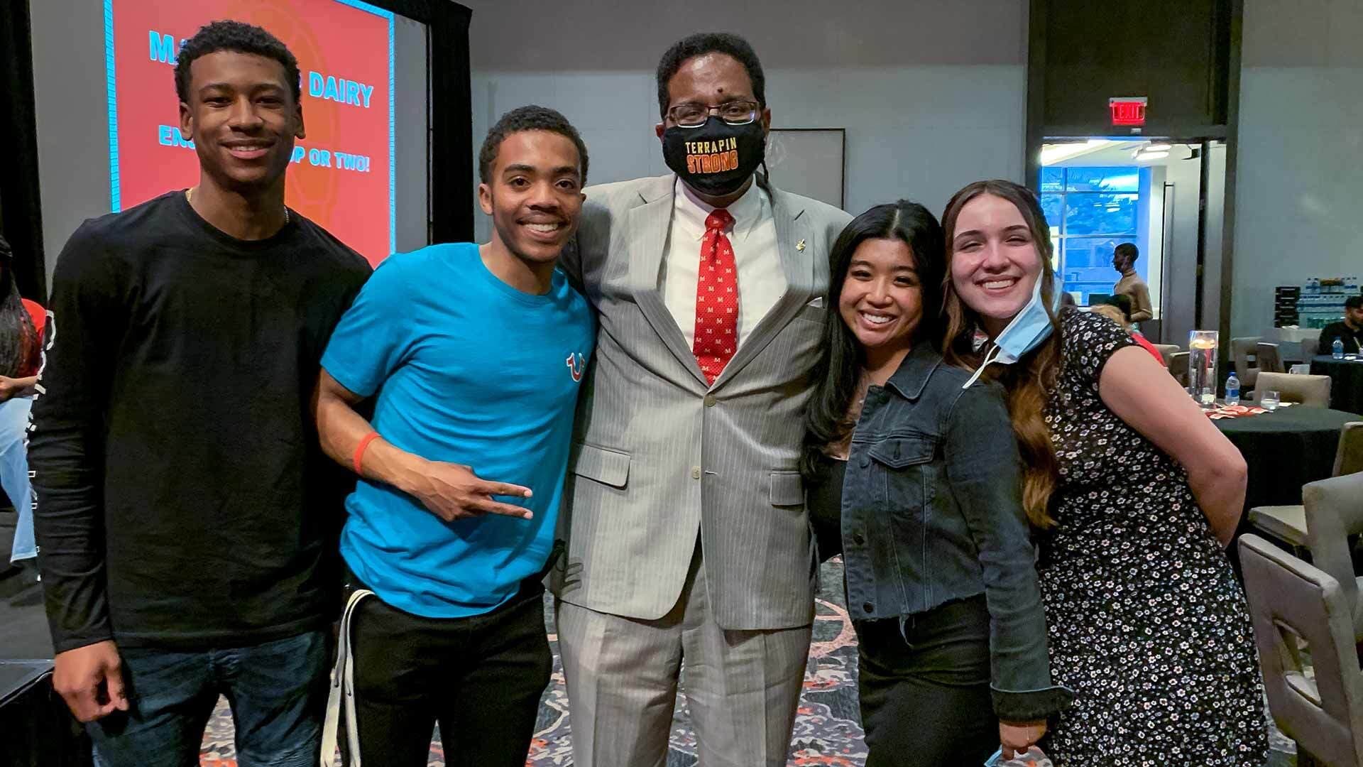 Students pose with UMD President Darryll J. Pines