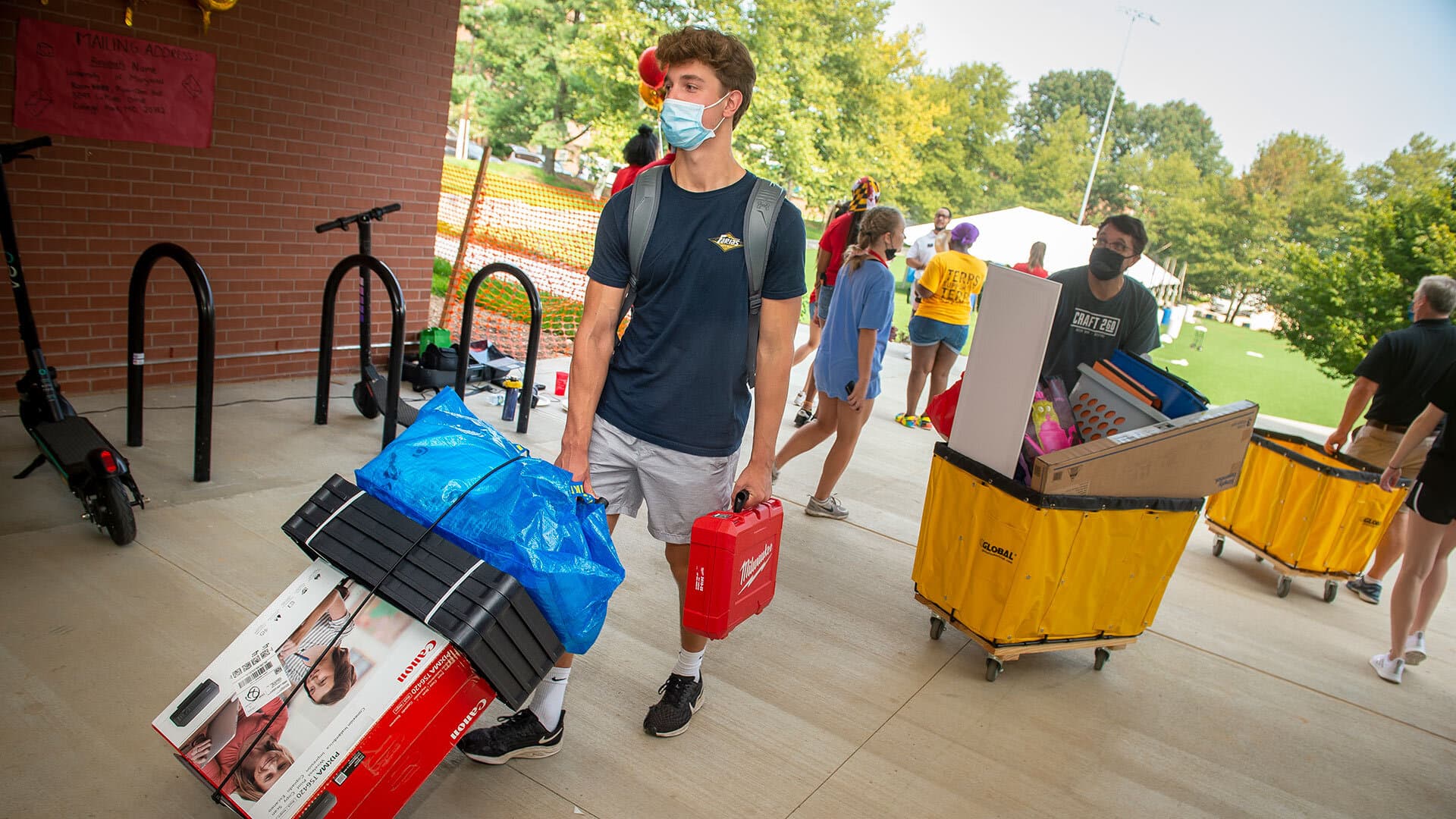 Students move into residence hall