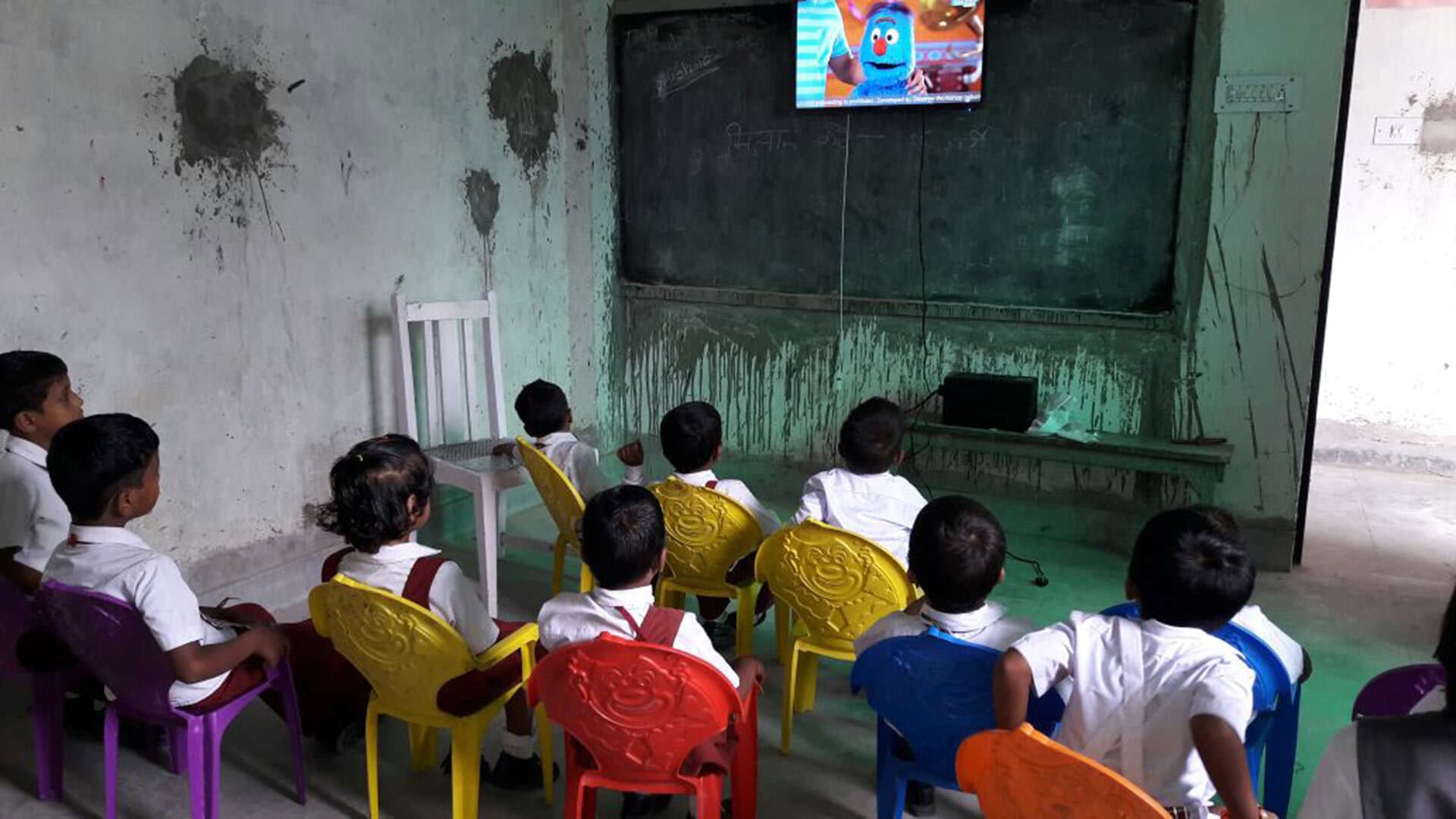 Children watching “Galli Galli Sim Sim”
