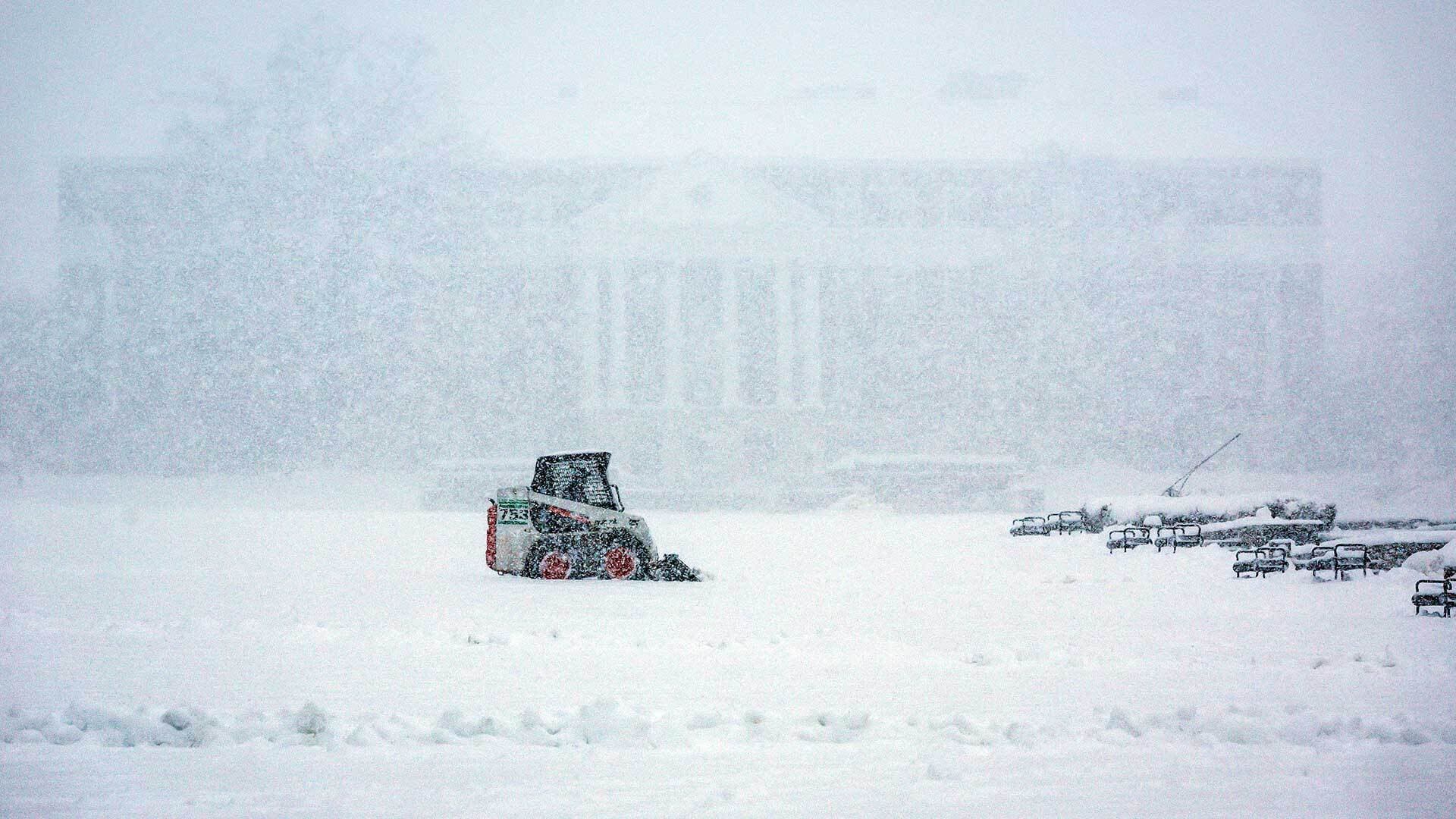 Snow removal vehicle on McKeldin Mall