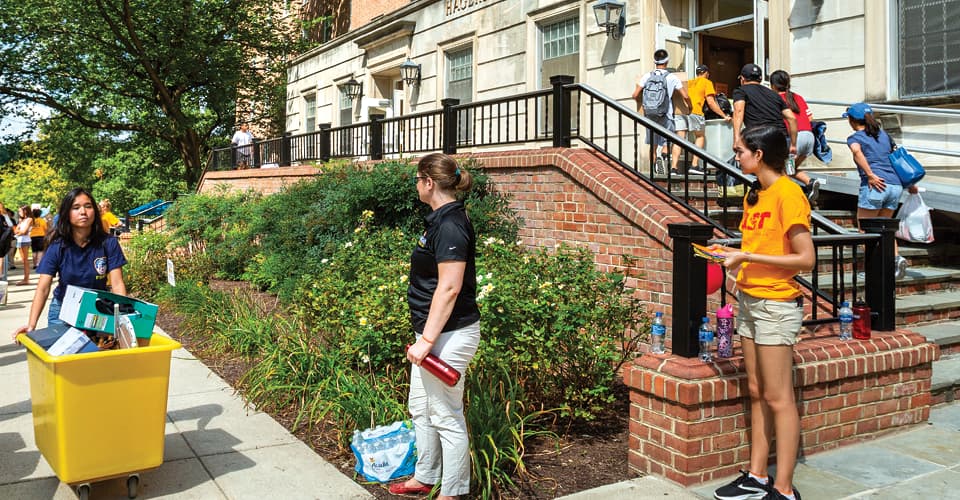 Students unload at a UMD residence hall