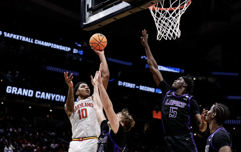 Julian Reese shoots basketball vs. Grand Canyon