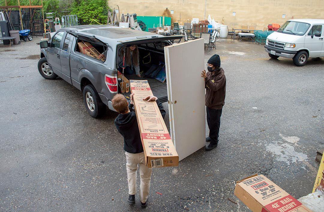 students load car