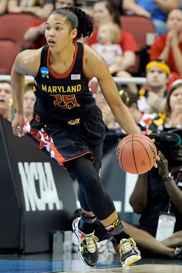Alyssa Thomas dribbles basketball