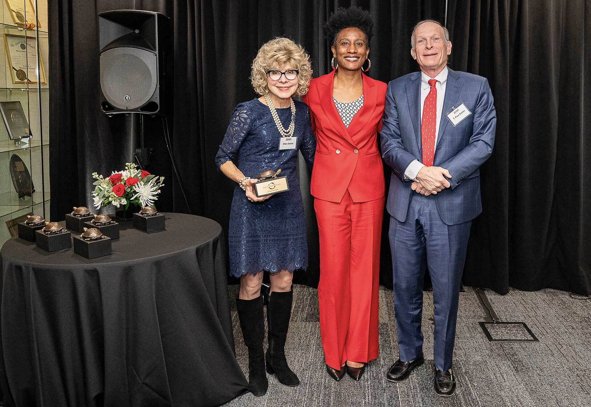 Ellen F. Gaske ’75 and T. Paul Gaske ’76 pose with Dean Kimberly Griffin