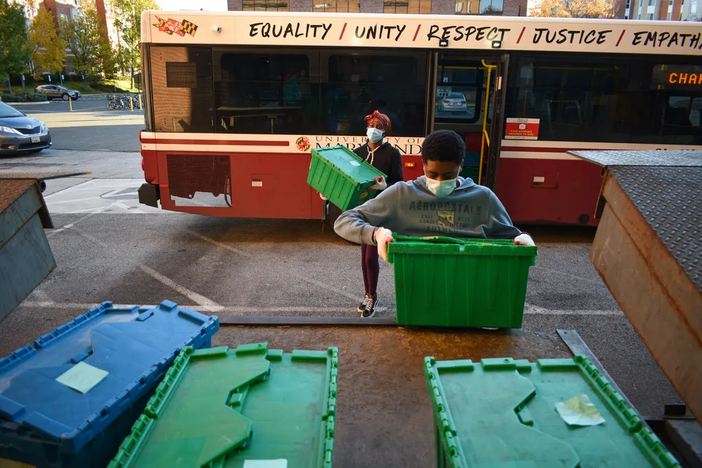 two students unload food from a bus at UMD Campus Pantry