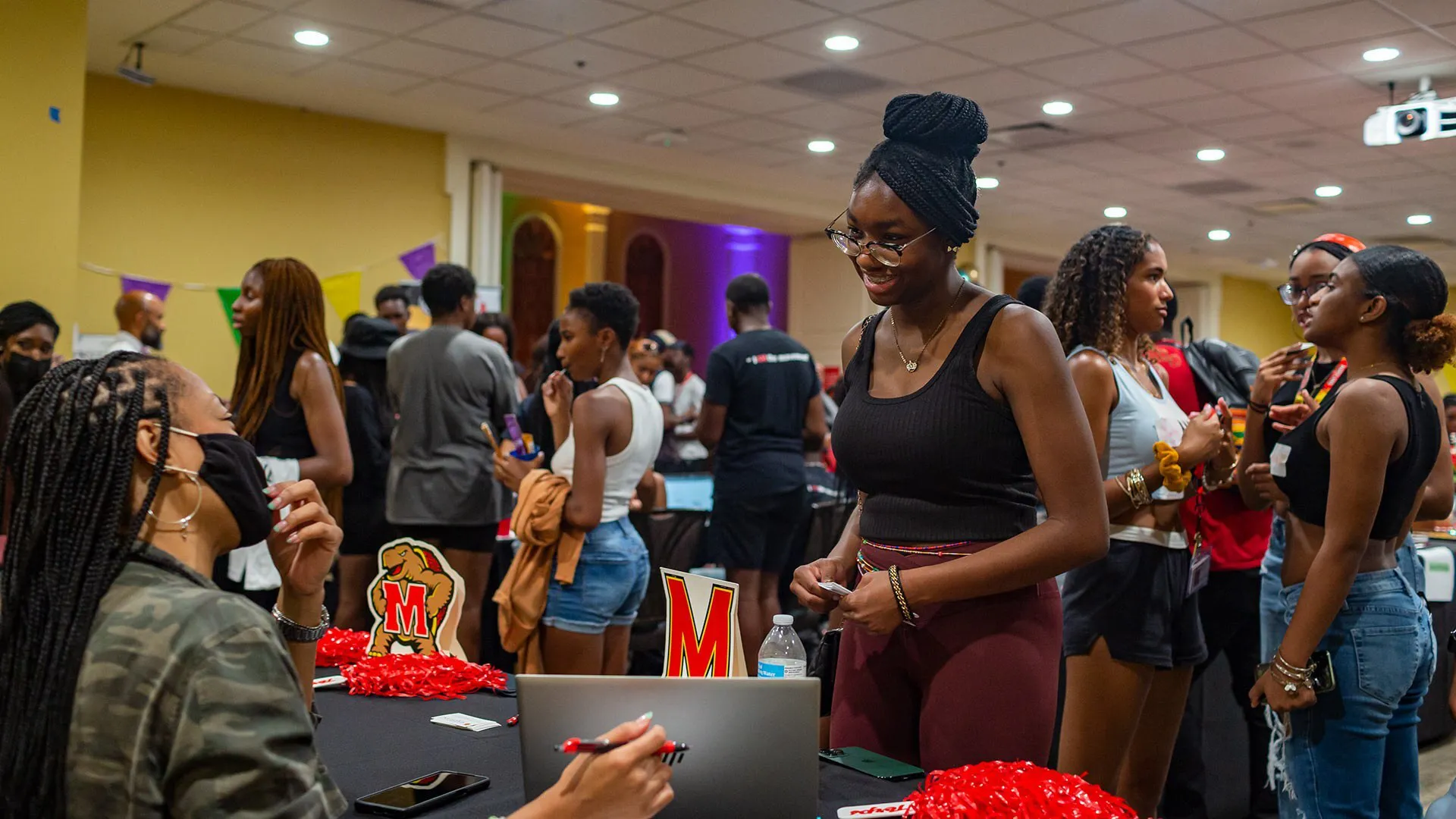 students chat during FreshCon