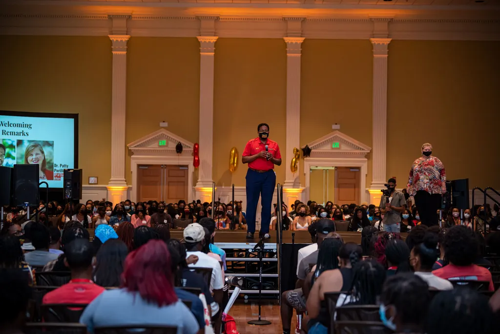 President Darryll J. Pines, center, and Vice President for Student Affairs Patty Perrillo greet new Terps