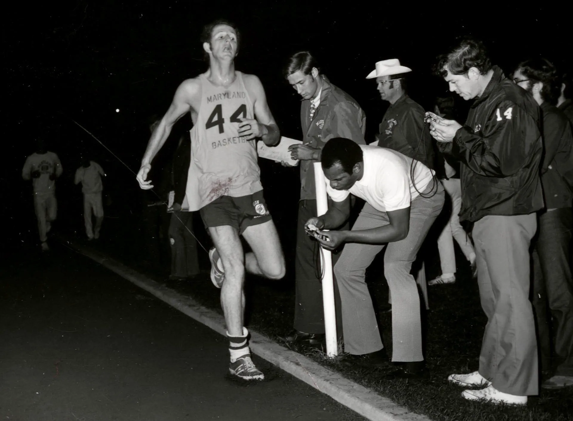 basketball player runs on the track as coaches take splits