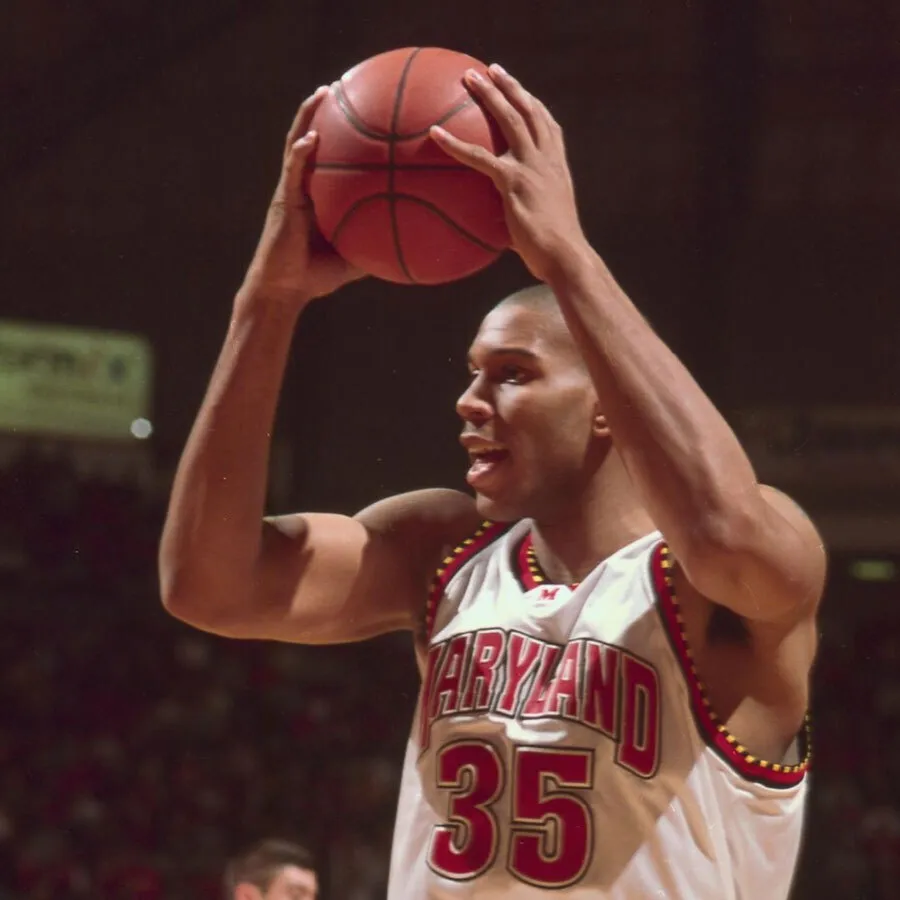 Lonny Baxter shoots basketball