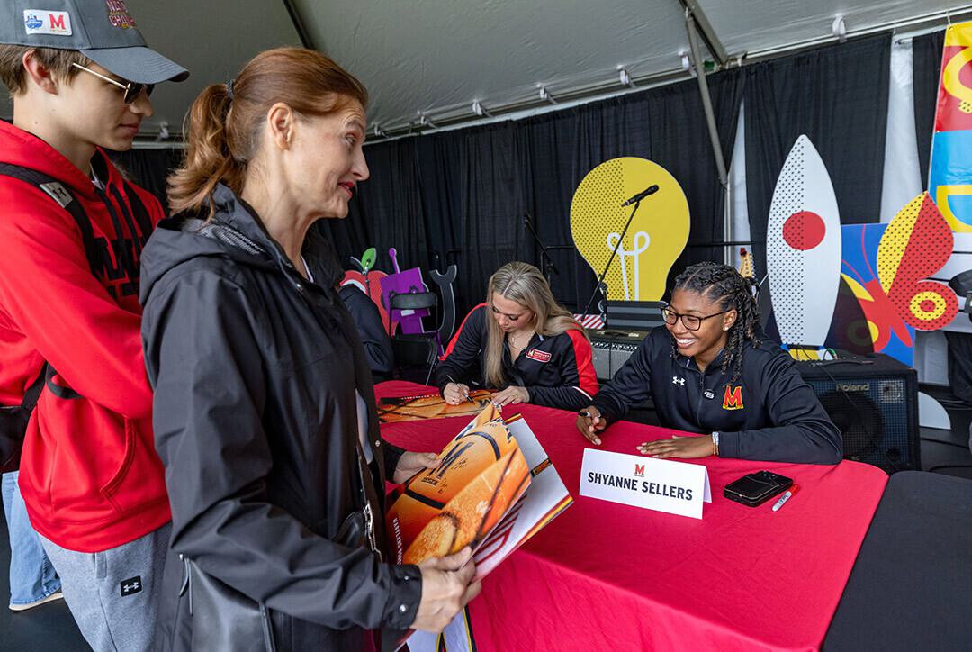 fans line up for autographs from UMD players
