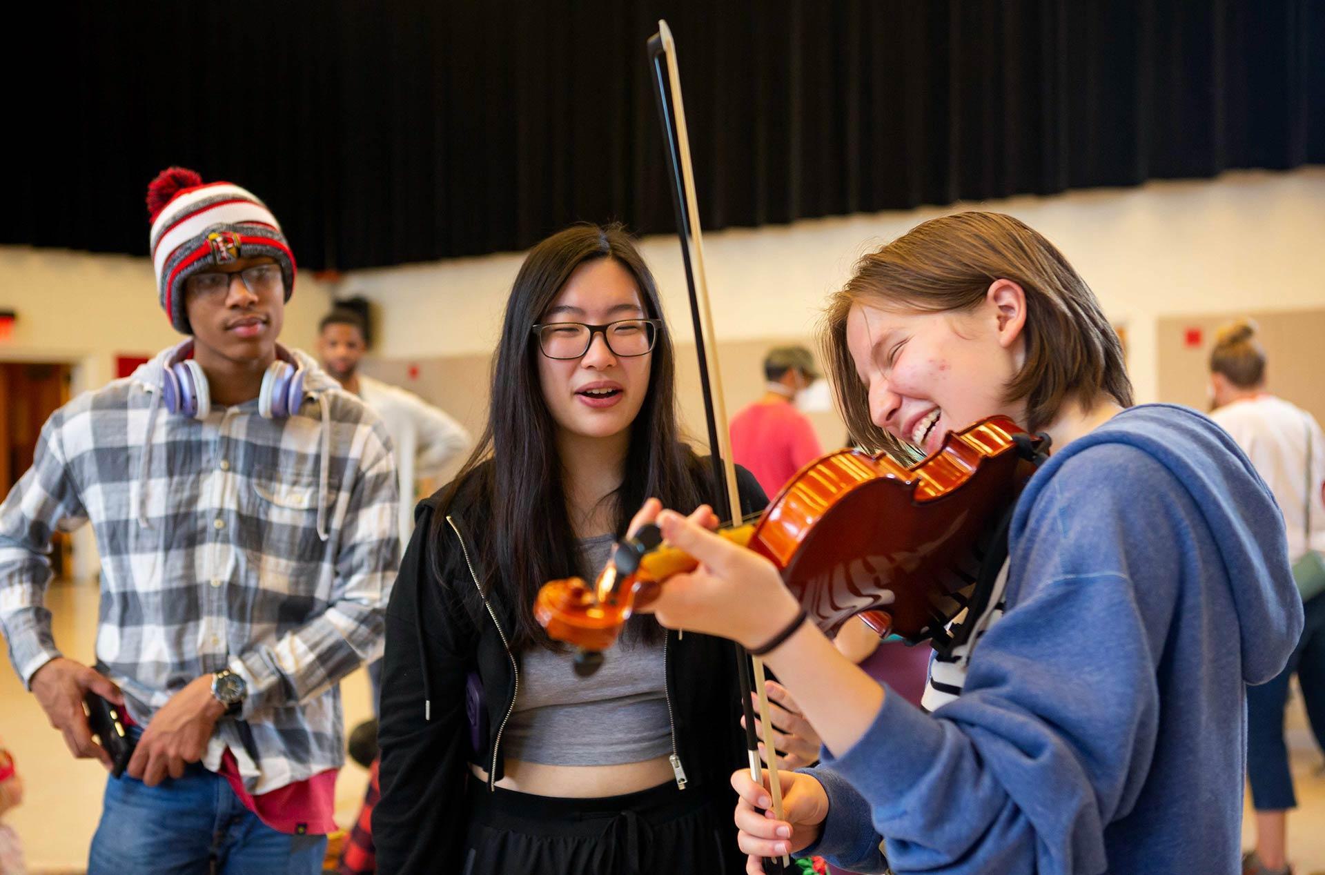 guests play violin