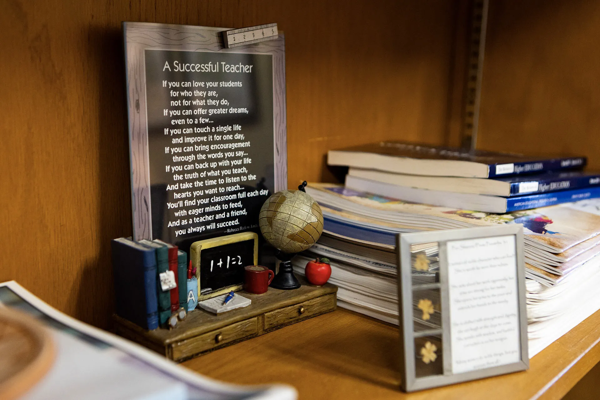 mini chalkboard that reads, "A Successful Teacher"