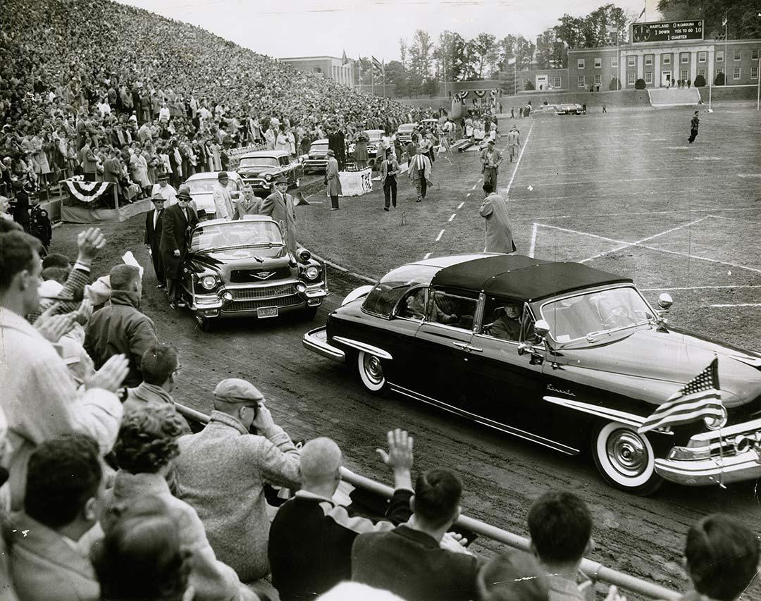 Queen arrives at stadium in limousine
