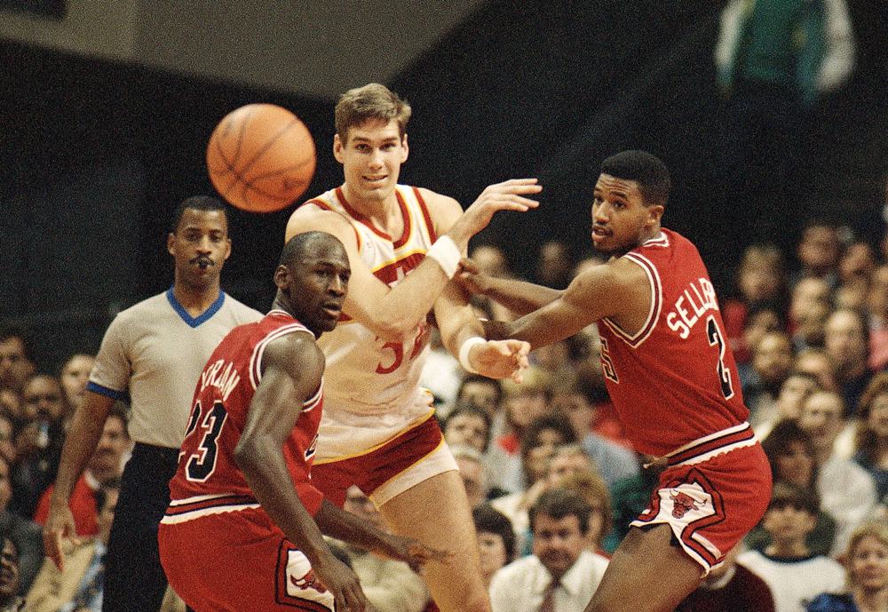 Brad Sellers plays with Michael Jordan on Chicago Bulls