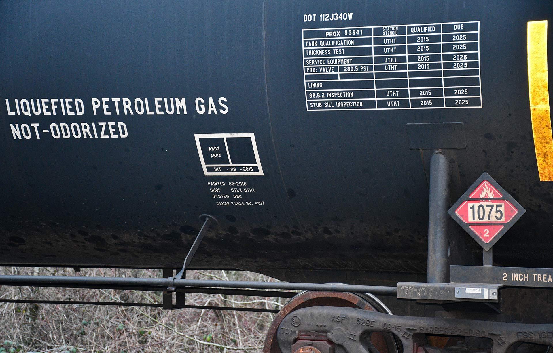tank car with Class 2 hazardous material placard