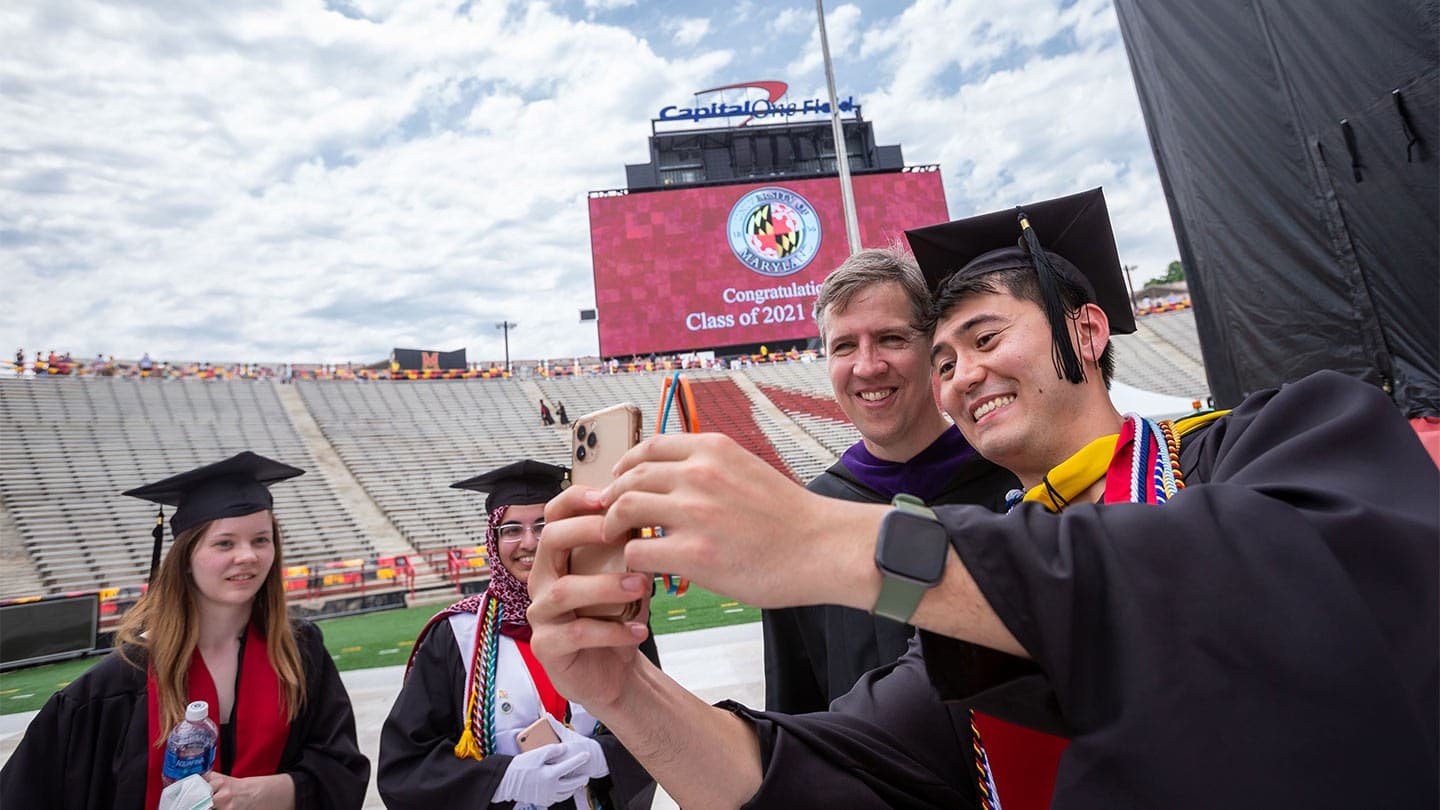 Students take selfie with Jeff Kinney