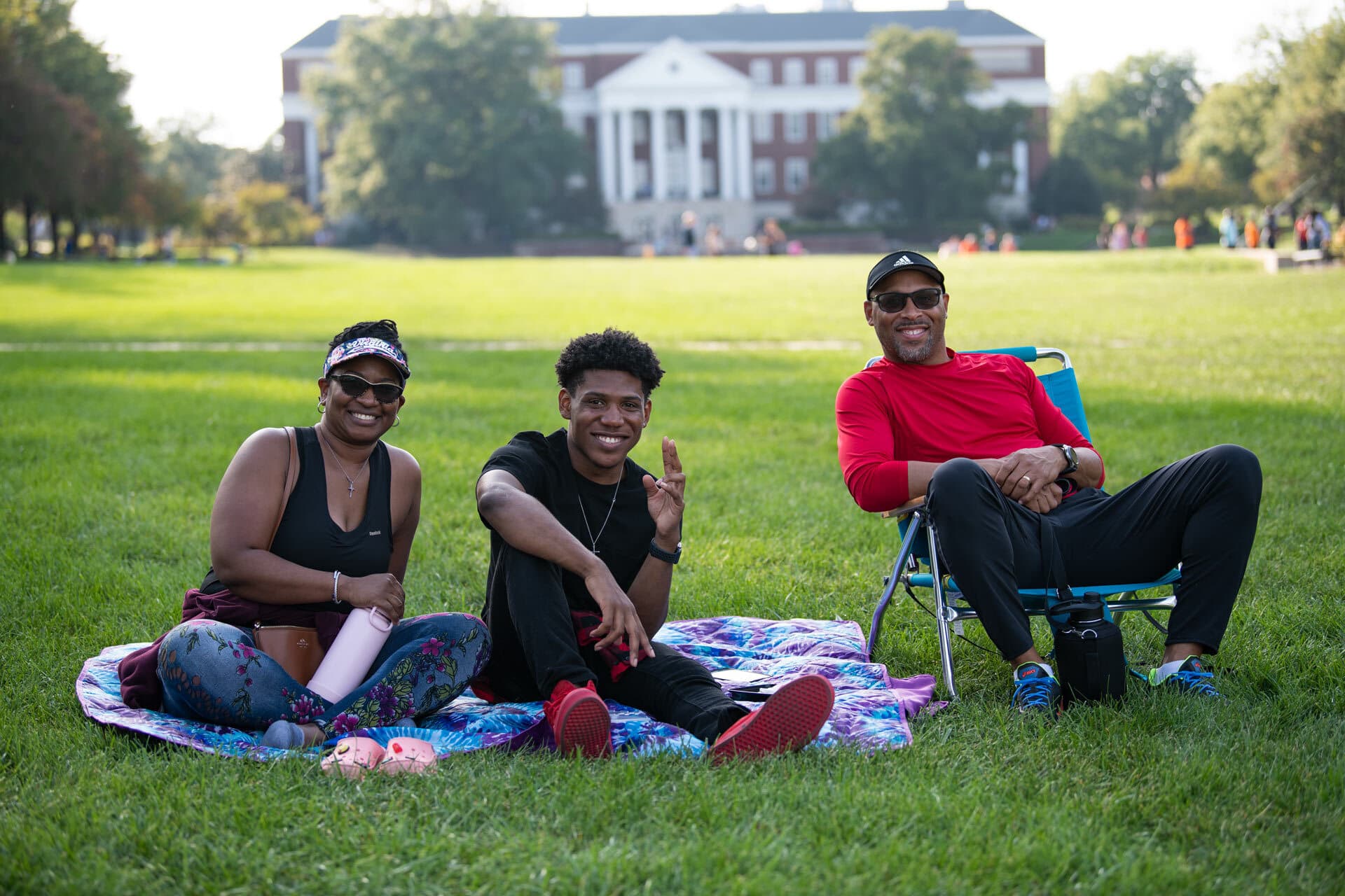 Student and parents relax on McKeldin Mall