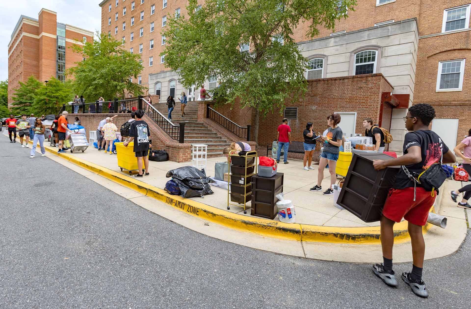 move-in panorama outside easton hall