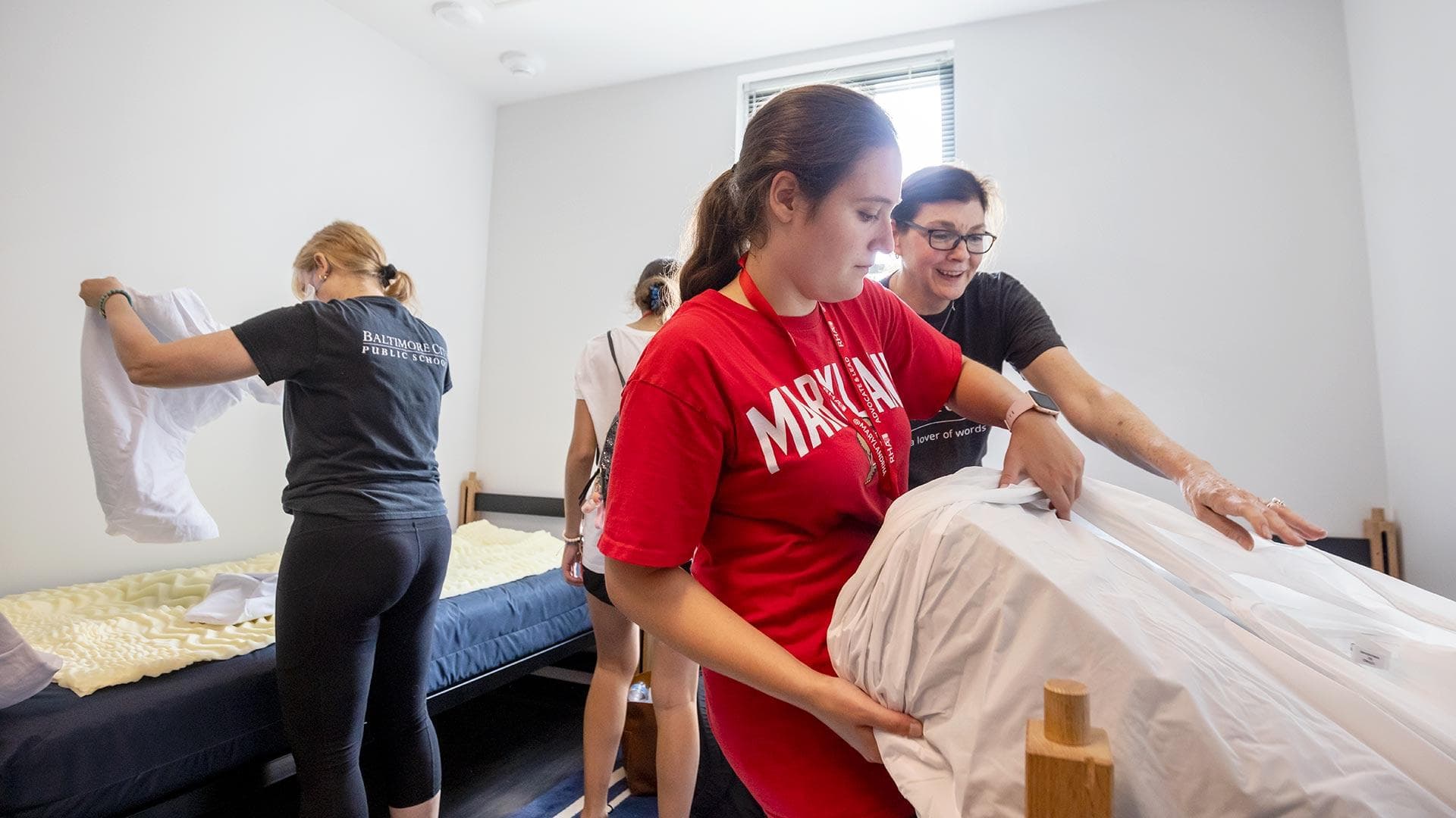 family helps move students into residence hall