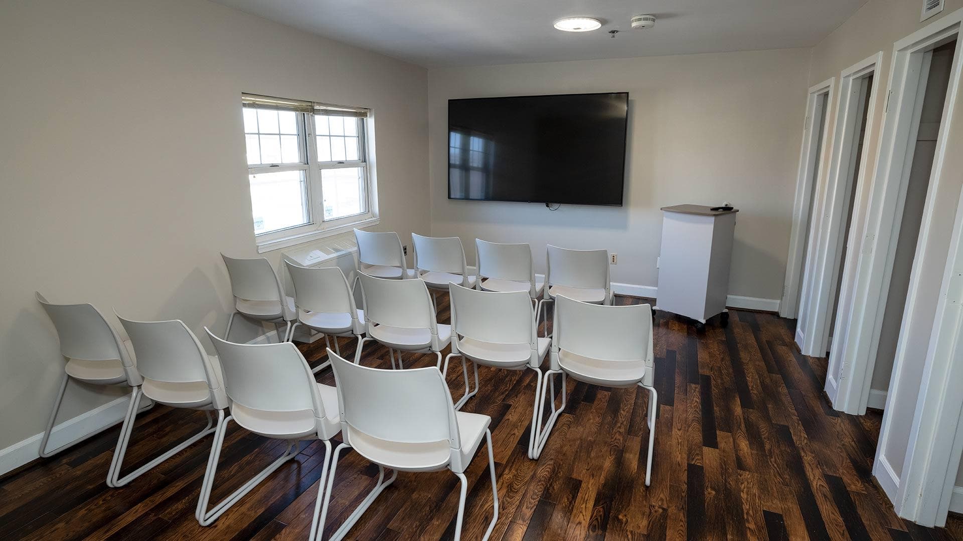 Meeting room with chairs, a podium and a TV